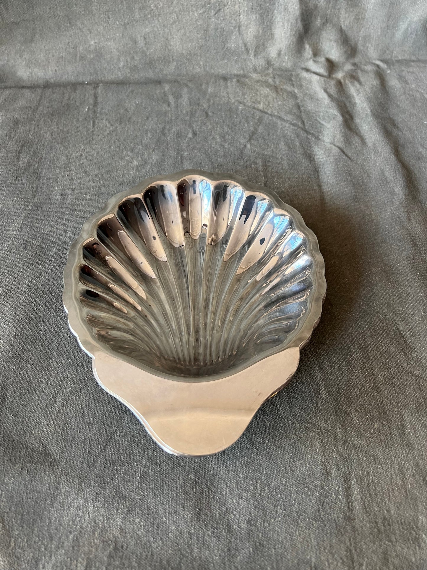 Set of Six Oneida Silversmith Scallop Shell Oyster Plates