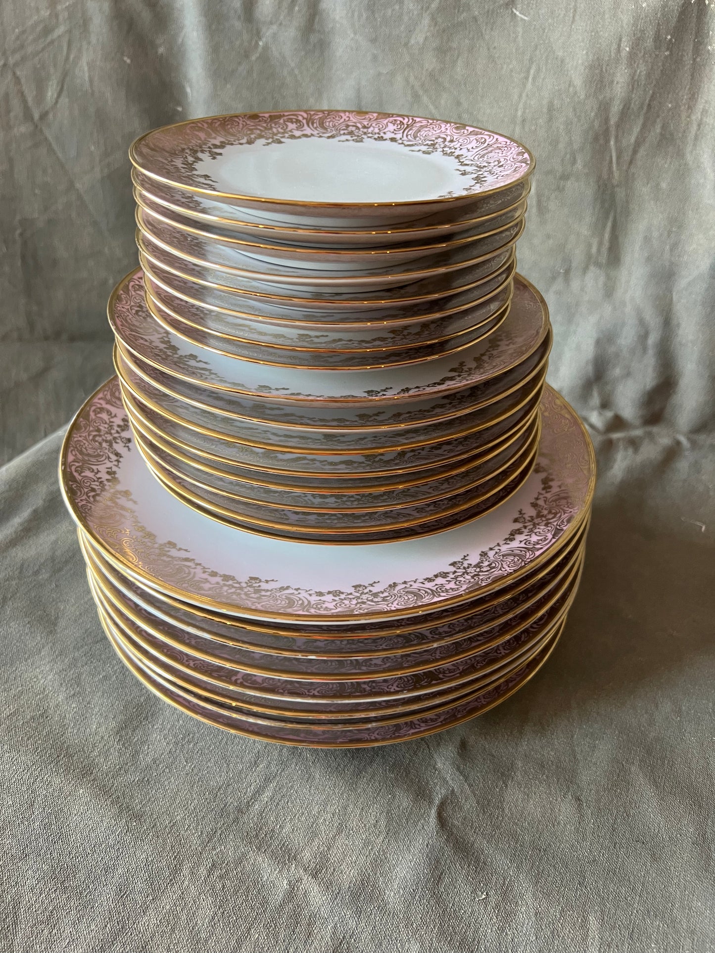 Service for Eight Vintage Royal Roslyn Germany 22 Karat Gold China Set (Bread plate, Salad plate, Dinner plate)